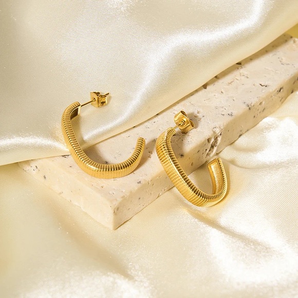 NEW💎18K Gold Plated Hoop Earrings*Minimalist Design* - Picture 2 of 7